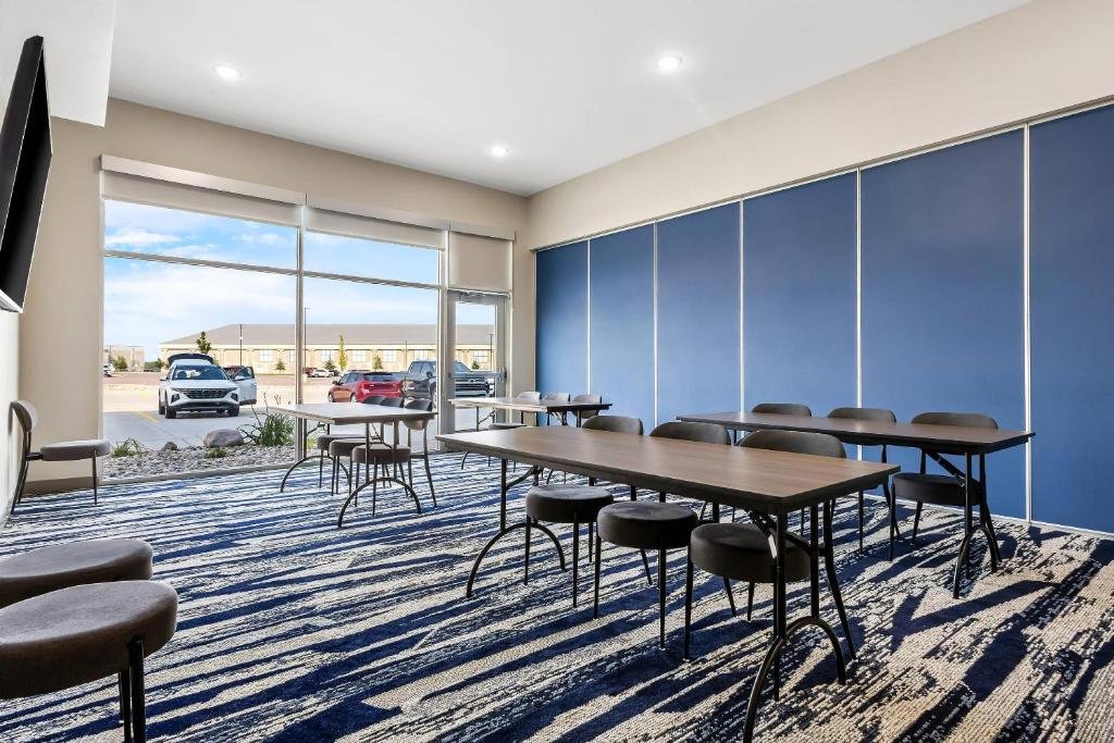 Why Comfort Inn & Suites is the Perfect Choice for Teams and Families